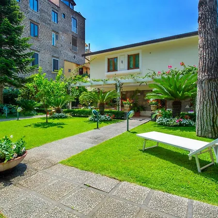 Villa Sorrentovibes - In Center With Gardens And Outdoor Space Sorrente